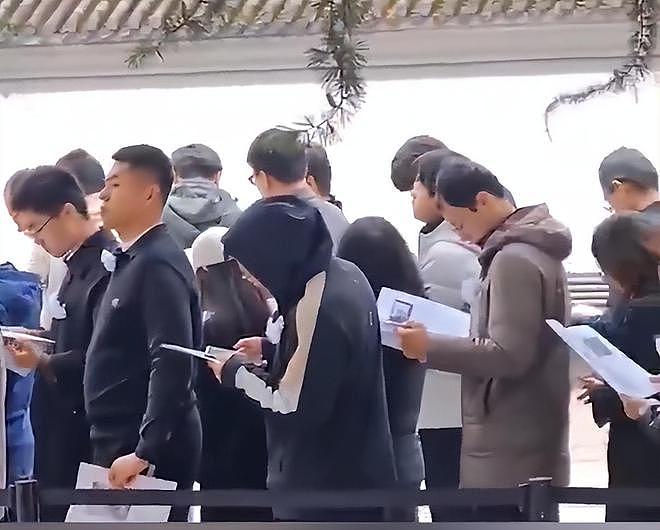 杨振宁葬礼现场：翁帆哭到眼通红，74岁长子缺席，孙辈抱遗像送行（组图） - 4