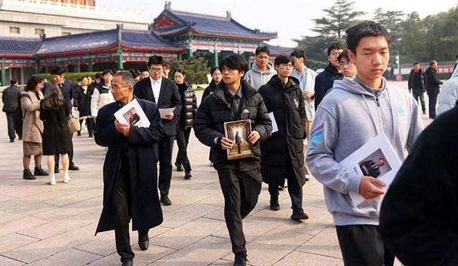 杨振宁遗体覆盖国旗,8人扶灵,孙辈抱遗像,弟弟和长子全缺席(组图) - 3