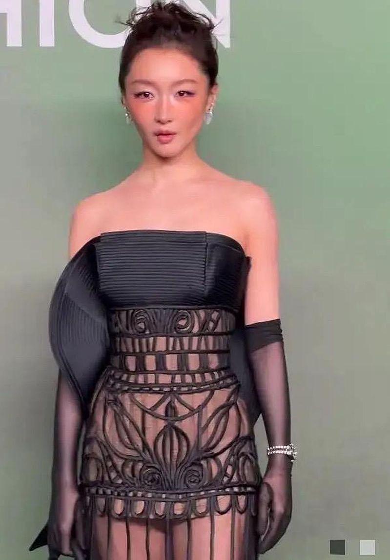 红毯灾难！周冬雨妆容被酸晒伤，镂空装“哪找的丑衣服”（组图） - 1
