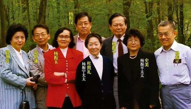 杨振宁遗体覆盖国旗,8人扶灵,孙辈抱遗像,弟弟和长子全缺席(组图) - 11