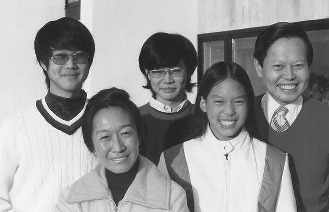 杨振宁遗体覆盖国旗,8人扶灵,孙辈抱遗像,弟弟和长子全缺席(组图) - 15
