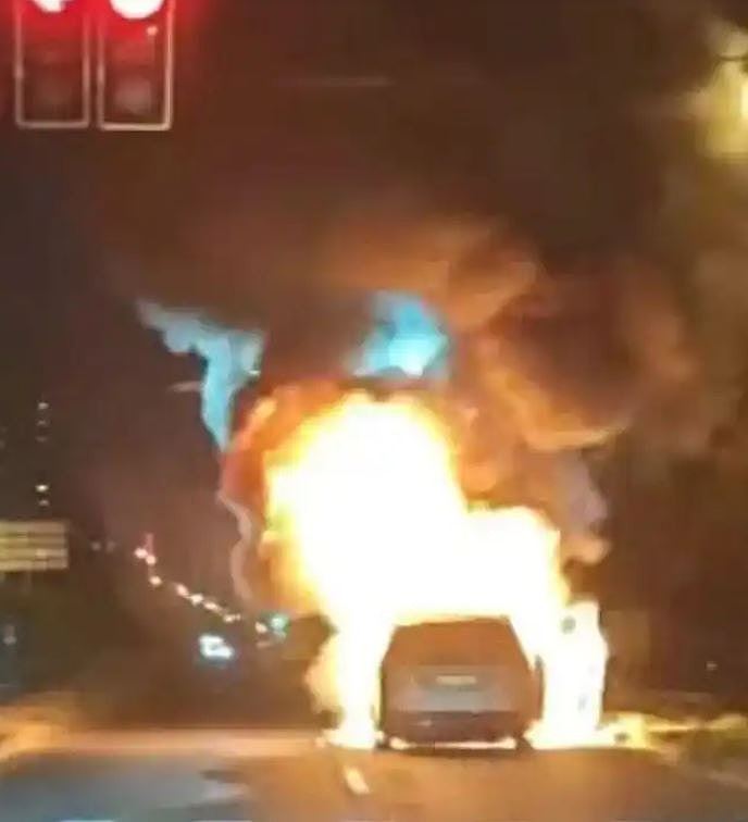 理想MEGA汽车上海闹市行驶期间突然起火,司机乘客及时逃生(视频/组图) - 3