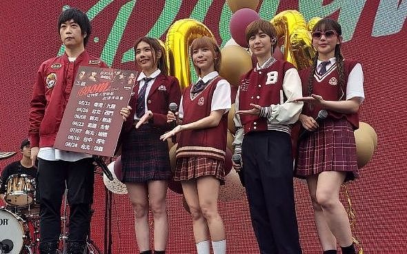 五月天力捧台独艺人惹争议!暖场演出歌迷无声抗议,阿信上台卖惨(组图) - 17