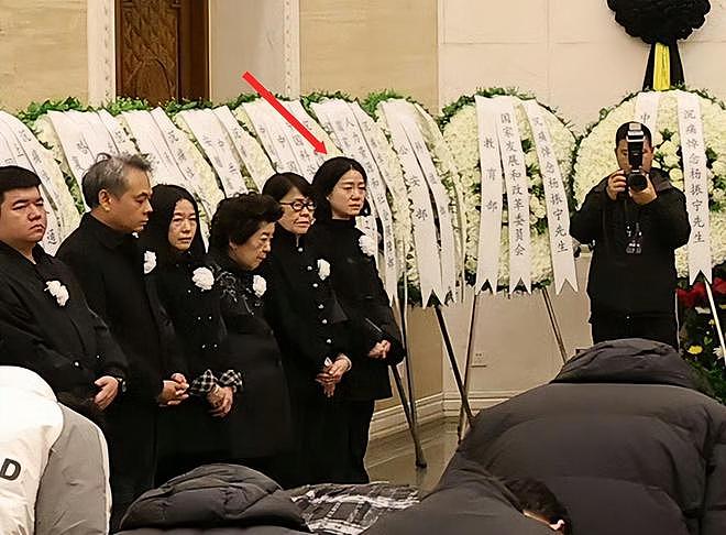 杨振宁遗体覆盖国旗,8人扶灵,孙辈抱遗像,弟弟和长子全缺席(组图) - 8