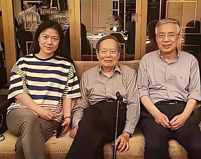 杨振宁葬礼现场：翁帆哭到眼通红，74岁长子缺席，孙辈抱遗像送行（组图） - 10