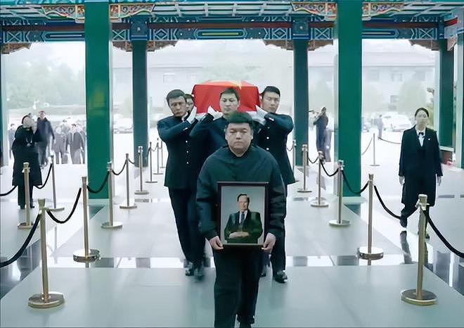 杨振宁遗体覆盖国旗,8人扶灵,孙辈抱遗像,弟弟和长子全缺席(组图) - 13