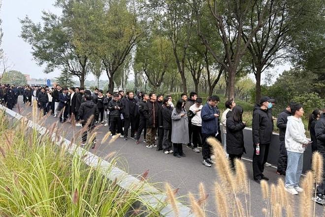 杨振宁葬礼现场：翁帆哭到眼通红，74岁长子缺席，孙辈抱遗像送行（组图） - 2