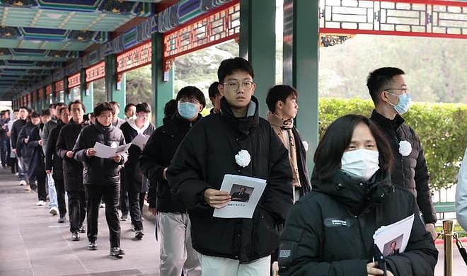 杨振宁葬礼现场：翁帆哭到眼通红，74岁长子缺席，孙辈抱遗像送行（组图） - 5