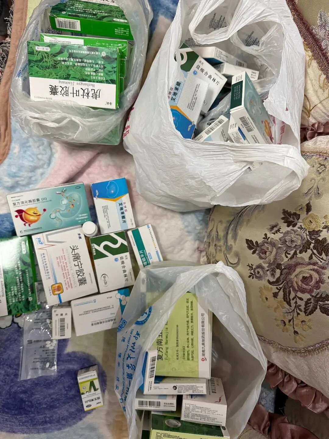 河南女孩在教室被篮球砸中头部后确诊癔症，女孩母亲：为治病借网贷，丈夫去非洲打工（组图） - 4