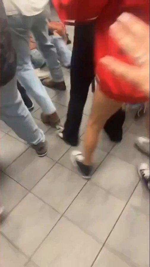 画面疯传!学生上课玩手机被骂,躁父冲到学校狂打老师头部9拳(组图) - 7