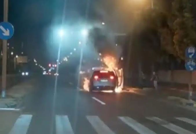 理想MEGA汽车上海闹市行驶期间突然起火,司机乘客及时逃生(视频/组图) - 2