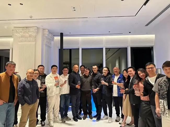 被脱光衣服搜身,华裔首富至暗时刻(组图) - 1
