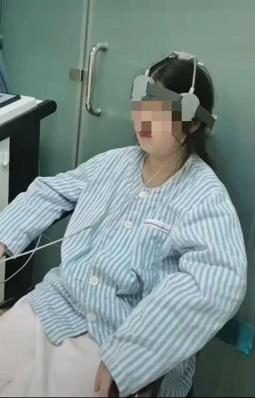 河南女孩在教室被篮球砸中头部后确诊癔症，女孩母亲：为治病借网贷，丈夫去非洲打工（组图） - 1