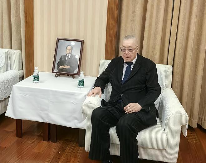 杨振宁葬礼现场：翁帆哭到眼通红，74岁长子缺席，孙辈抱遗像送行（组图） - 11