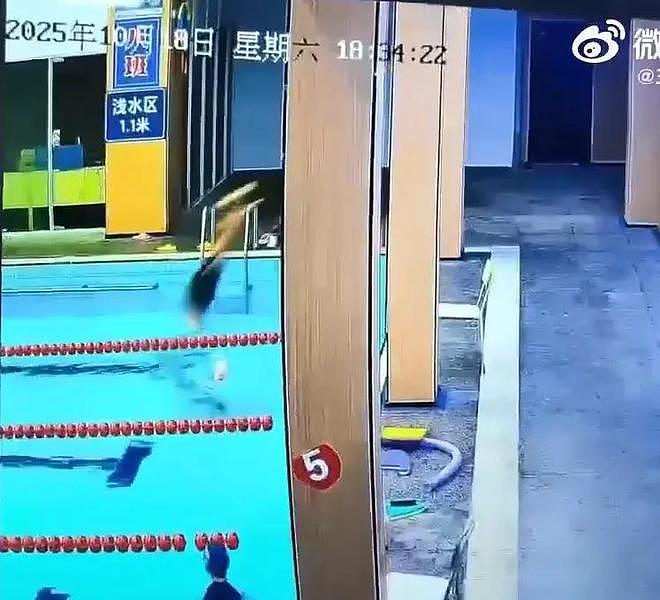 体育老师游泳馆浅水区跳水颈椎断裂死亡，7岁女儿目睹（图） - 1
