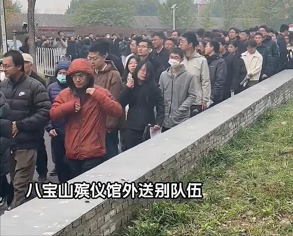 杨振宁葬礼现场：翁帆哭到眼通红，74岁长子缺席，孙辈抱遗像送行（组图） - 3