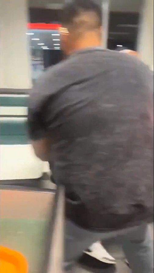 画面疯传!学生上课玩手机被骂,躁父冲到学校狂打老师头部9拳(组图) - 8