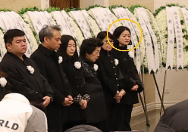 杨振宁葬礼现场：翁帆哭到眼通红，74岁长子缺席，孙辈抱遗像送行（组图） - 8