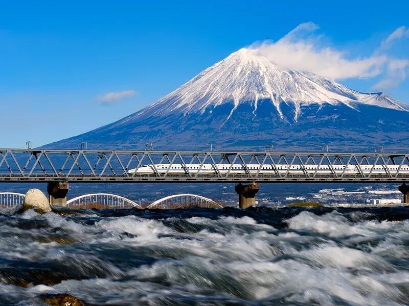 网友热议！日本新干线上中国男童硬闯他人座位看富士山，父母全程无视，日本老人拉窗帘抗议（组图） - 1