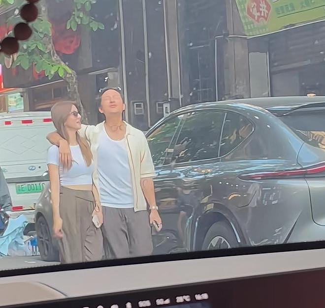 吴千语施伯雄逛街被偶遇，勾肩同行幸福甜蜜，有说有笑松弛感拉满（组图） - 2