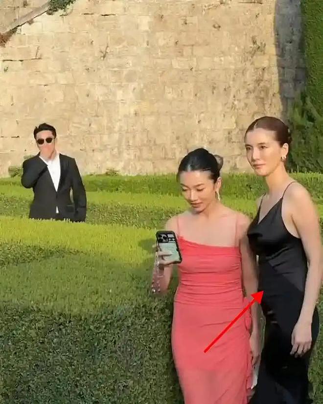 吴千语施伯雄逛街被偶遇，勾肩同行幸福甜蜜，有说有笑松弛感拉满（组图） - 6