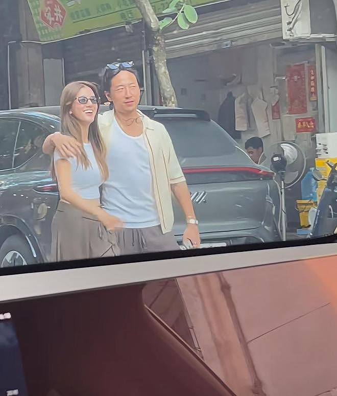 吴千语施伯雄逛街被偶遇，勾肩同行幸福甜蜜，有说有笑松弛感拉满（组图） - 3