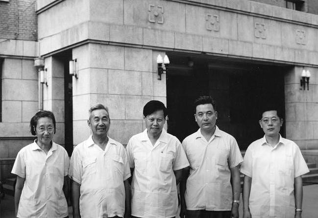 她是与杨振宁合影的绝密女人，美误判放她回国（组图） - 7