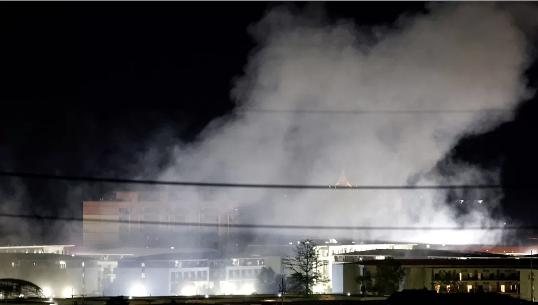 突传巨大爆炸声音，缅甸军方两次爆破KK园区建筑！目击者称动用了无人机，浓烟弥漫数分钟（组图） - 1