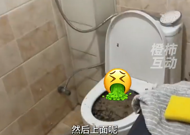 3女孩2个月将房子住“包浆”后退房,马桶堵住用猫砂盖住,还欠700元房租,房东:五个人打扫了6个小时(视频/组图) - 1
