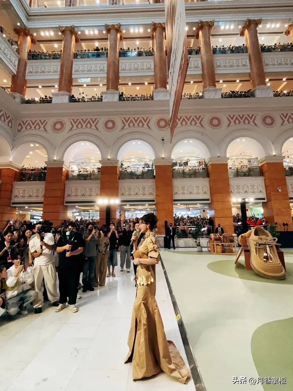 Baby直播走光细节曝光：全程赔笑捂裙摆（组图） - 2