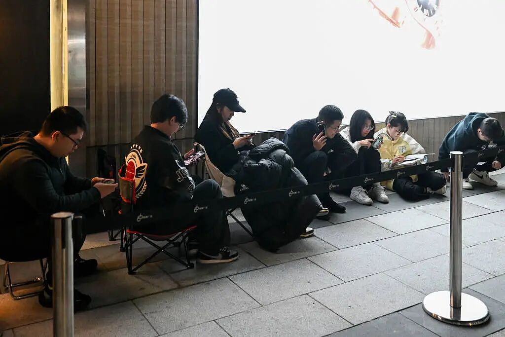凌晨2点30分，“可接待人数已达上限”！老铺黄金大幅涨价，有产品一夜涨6000元，顾客涨价前通宵排队（组图） - 5