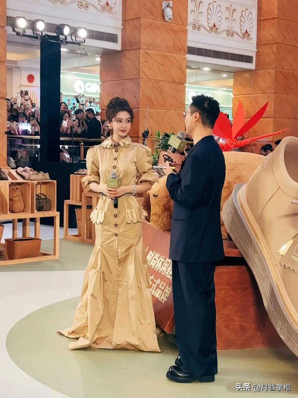 Baby直播走光细节曝光：全程赔笑捂裙摆（组图） - 8