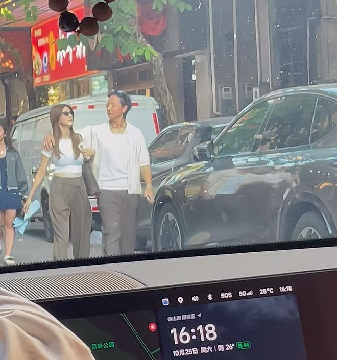 吴千语施伯雄逛街被偶遇，勾肩同行幸福甜蜜，有说有笑松弛感拉满（组图） - 1