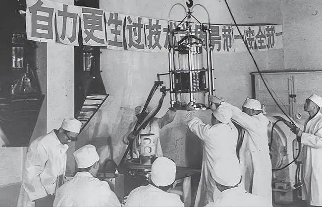 她是与杨振宁合影的绝密女人，美误判放她回国（组图） - 11