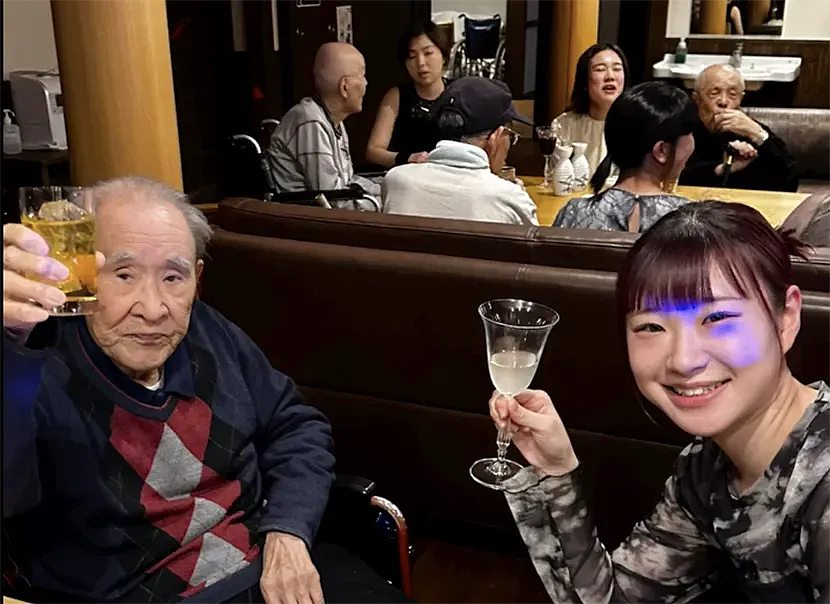日本“牛郎店”,已经开进养老院了……(组图) - 17