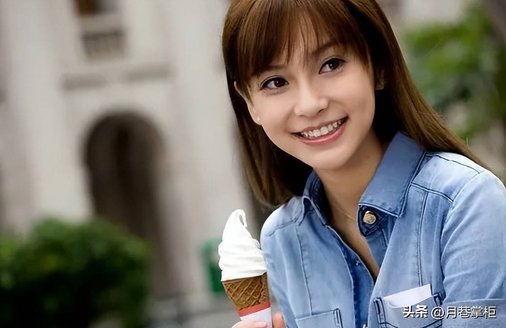 Baby直播走光细节曝光：全程赔笑捂裙摆（组图） - 1