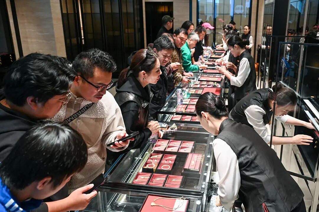 凌晨2点30分，“可接待人数已达上限”！老铺黄金大幅涨价，有产品一夜涨6000元，顾客涨价前通宵排队（组图） - 3