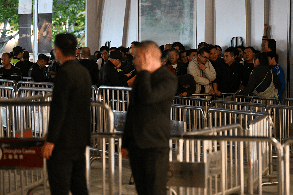 凌晨2点30分，“可接待人数已达上限”！老铺黄金大幅涨价，有产品一夜涨6000元，顾客涨价前通宵排队（组图） - 4