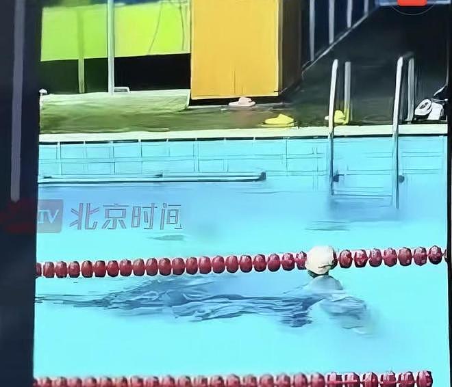 36岁体育老师游泳馆跳水身亡!7岁女儿不知呼救,16分钟没人管(组图) - 1
