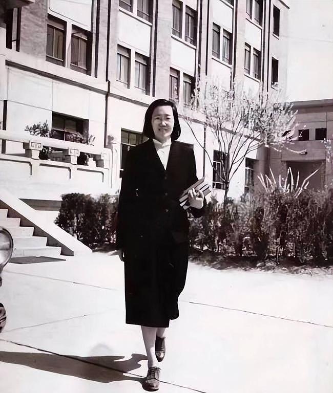 她是与杨振宁合影的绝密女人，美误判放她回国（组图） - 5