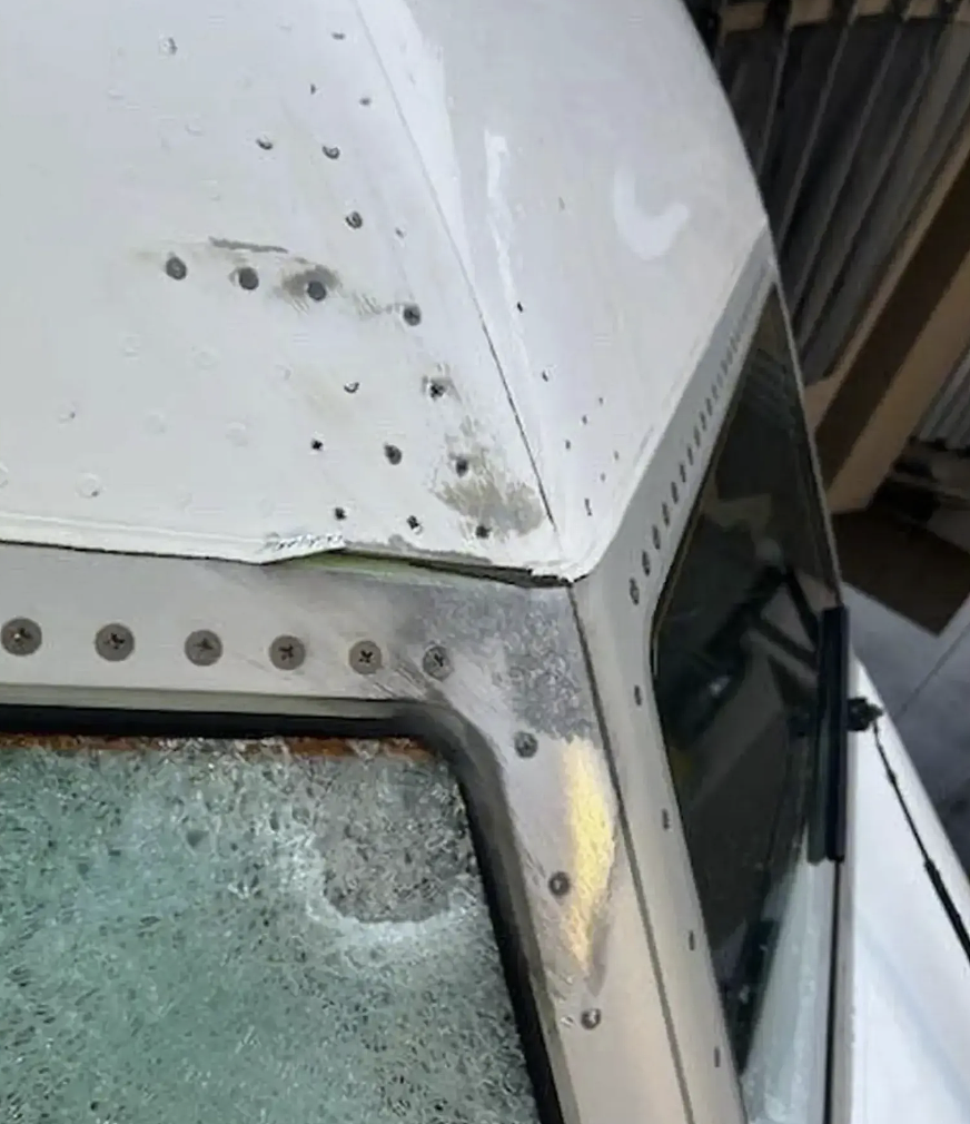 恐怖！载162人客机故障，全机吓疯！波音高空被撞裂，挡风玻璃碎满地，机长满手是血（组图） - 4