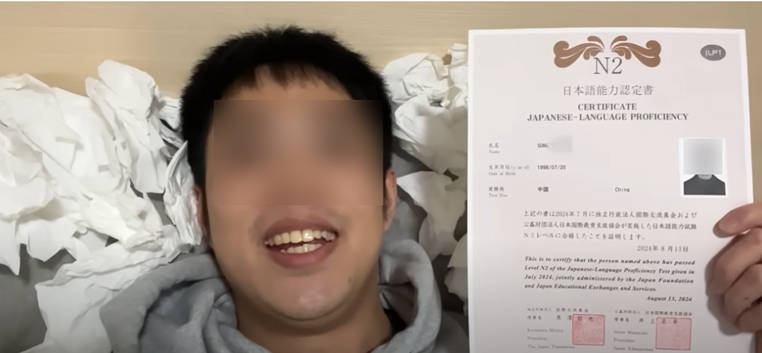 中国小哥靠看4545部情色电影自学外语,拿到语言资格证后,他点名感谢苍老师...(组图) - 3
