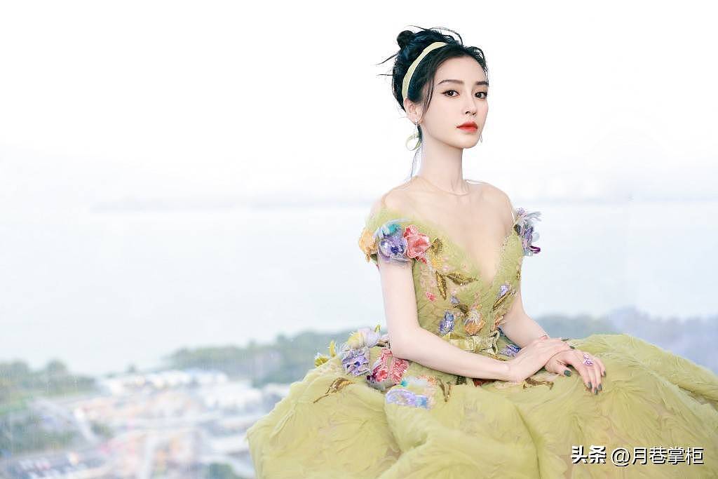 Baby直播走光细节曝光：全程赔笑捂裙摆（组图） - 13