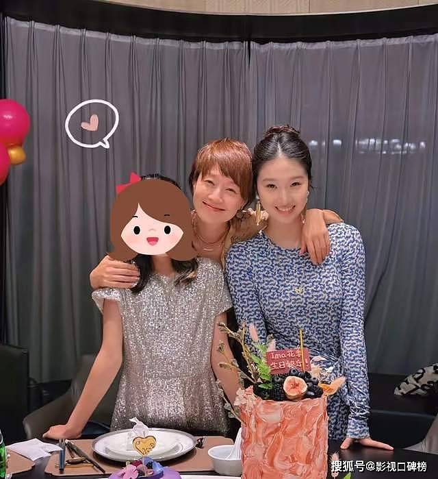 马伊琍大女儿晒和外婆合照,17岁爱马素颜出镜,长相酷似爸爸(组图) - 12