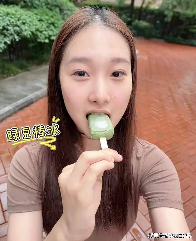 马伊琍大女儿晒和外婆合照,17岁爱马素颜出镜,长相酷似爸爸(组图) - 3