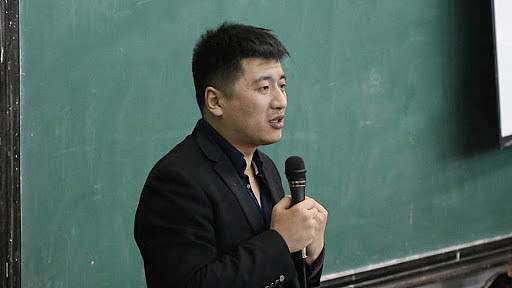 “广阔天地大有可为”!有权的文科生轻踹张雪峰一脚(组图) - 1