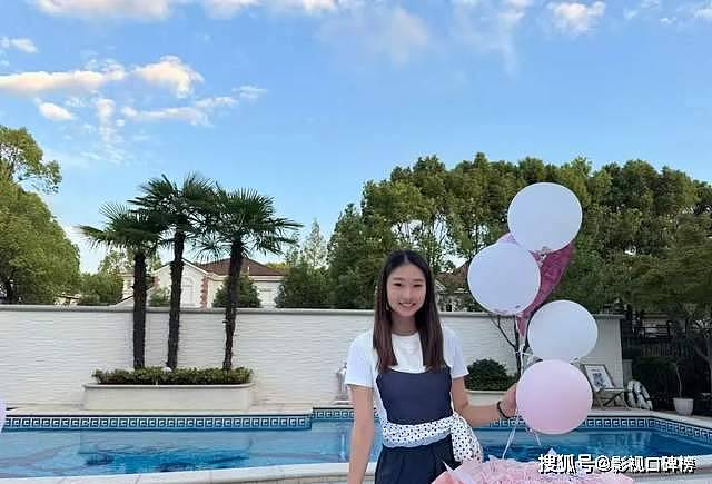 马伊琍大女儿晒和外婆合照,17岁爱马素颜出镜,长相酷似爸爸(组图) - 7