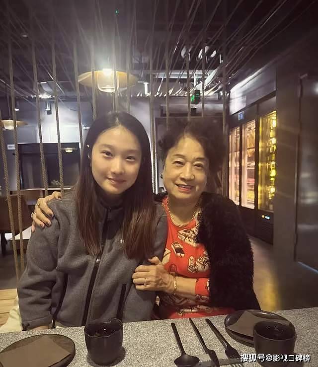 马伊琍大女儿晒和外婆合照,17岁爱马素颜出镜,长相酷似爸爸(组图) - 2