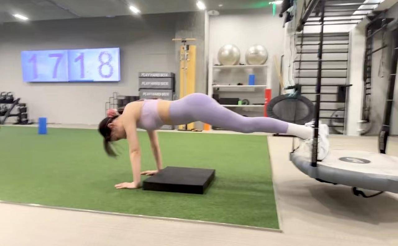 身材真好！42岁李小璐近照曝光，脸上无皱纹全身零赘肉，像小姑娘（组图） - 3