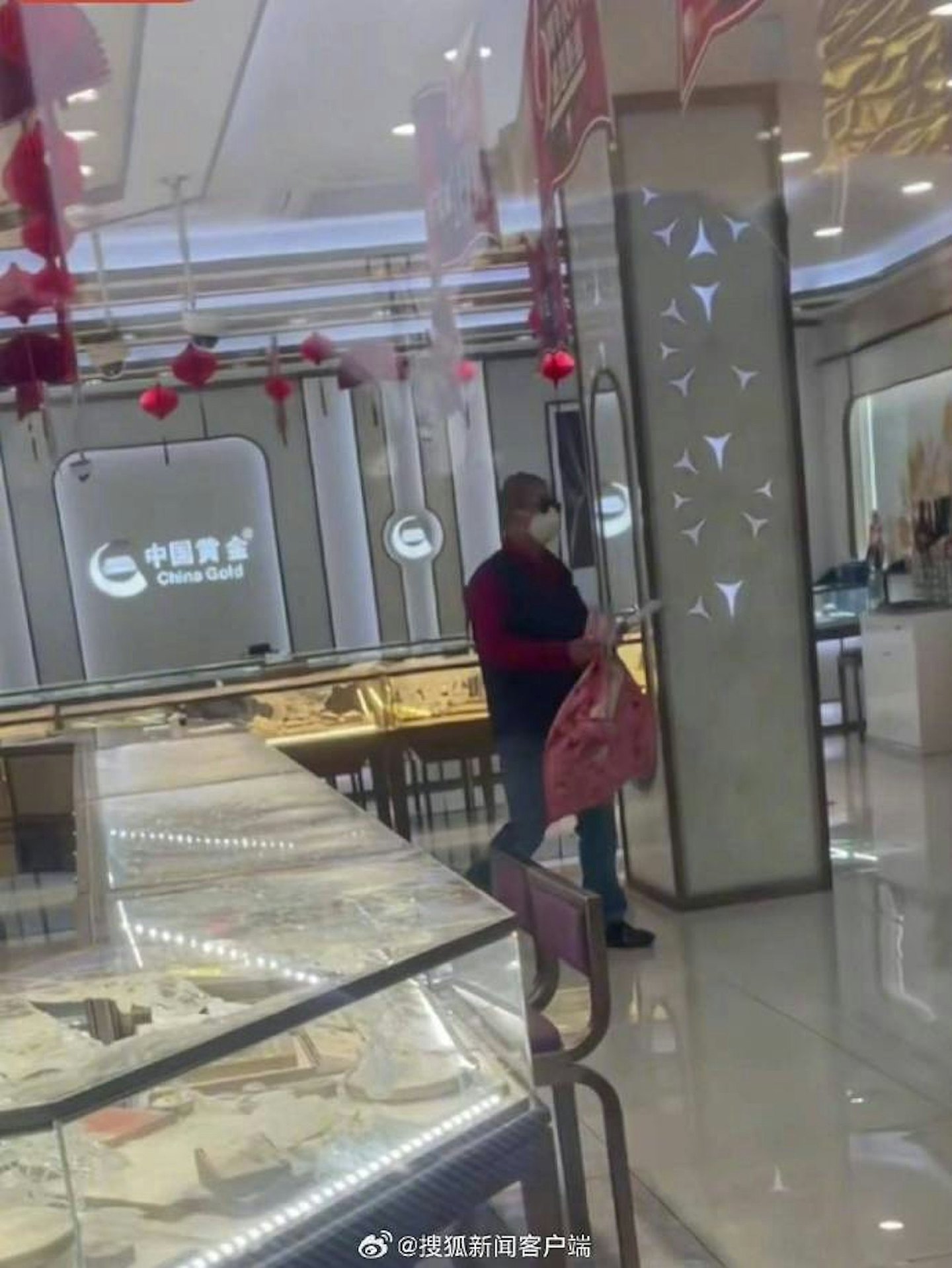 视频疯传!上海金店光天化日之下遭劫,大量民众围观(视频/组图) - 2